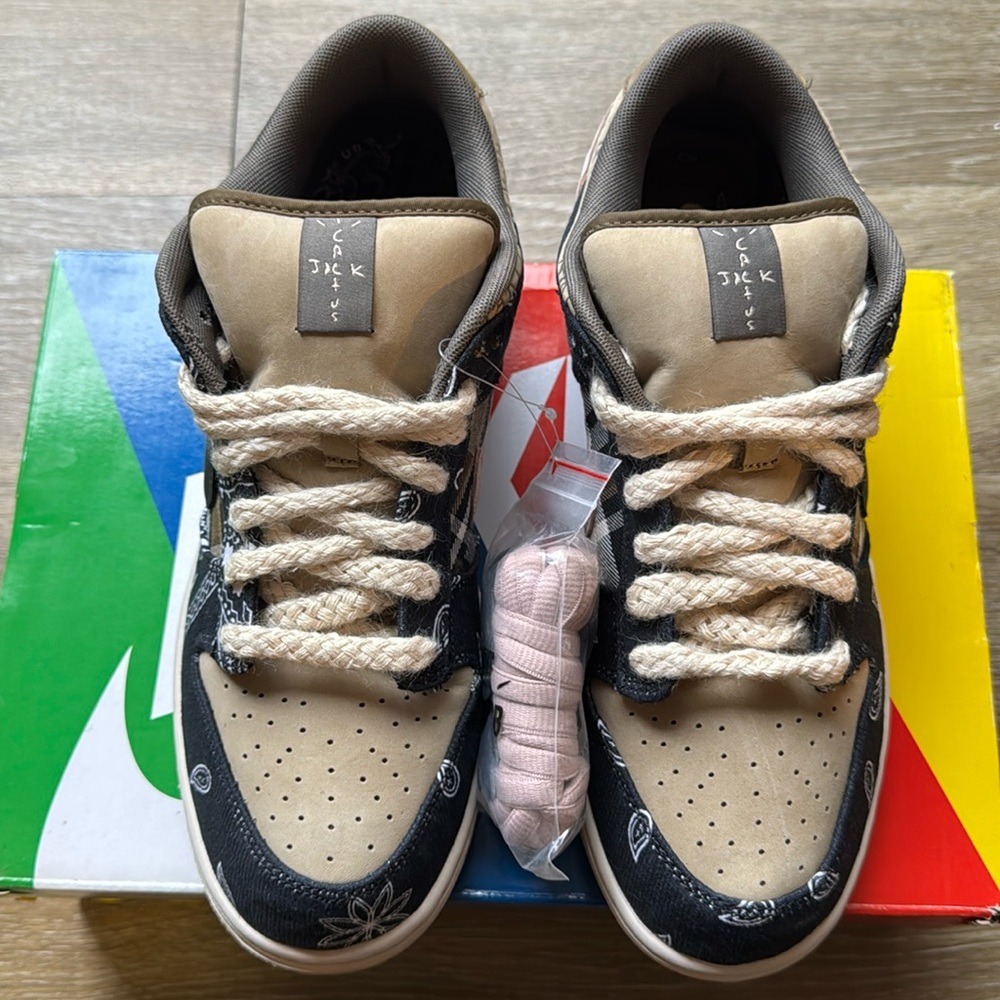 Nike SB Dunk Low Travis Scott
Size 9.5 (us men)
unused